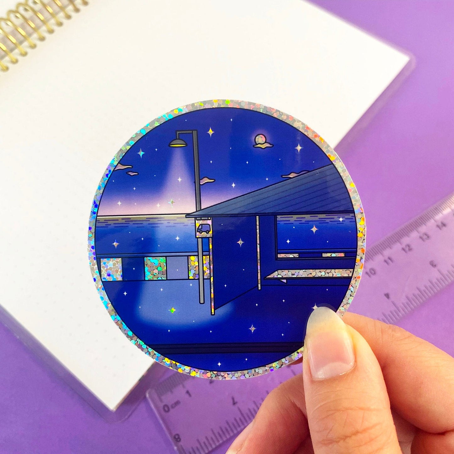 Late Night Sticker Holographique Glitters - Dernier Bus de la Nuit