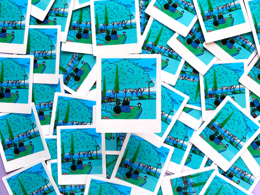 Sticker Waterproof Brillant - Polaroid "Promenade matinale dans le jardin"