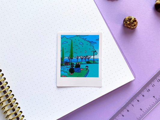 Sticker Waterproof Brillant - Polaroid "Promenade matinale dans le jardin"