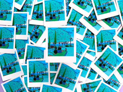 Sticker Waterproof Brillant - Polaroid "Promenade matinale dans le jardin" 