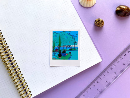 Sticker Waterproof Brillant - Polaroid "Promenade matinale dans le jardin" 