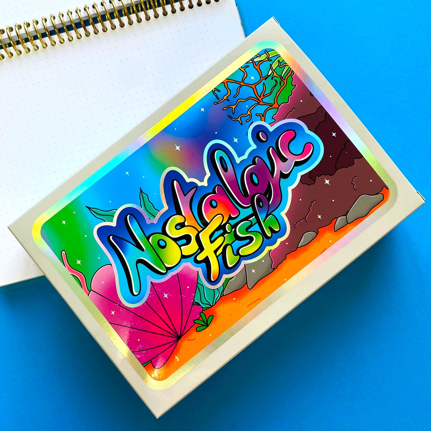 Coffret Cadeau Papeterie Nostalgic Fish – 15 pièces | Stickers Holographiques, Bloc-notes, Frutiger Aero | ihoomiArt